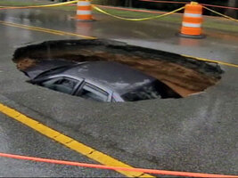 44140130_42287531001_0927dv-ga-sinkhole-swallows-car-SJ-s260608AT1VW104.jpg