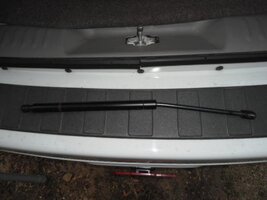 hatch strut 003.jpg