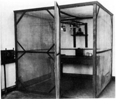 Faraday_cage_at_US_Bureau_of_Standards_1925_-_front.jpg